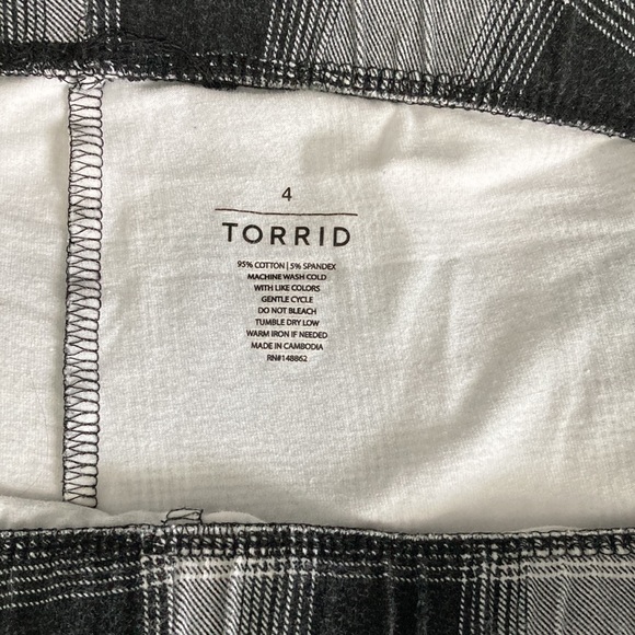 Torrid size 4 checkered leggings - Picture 3 of 3